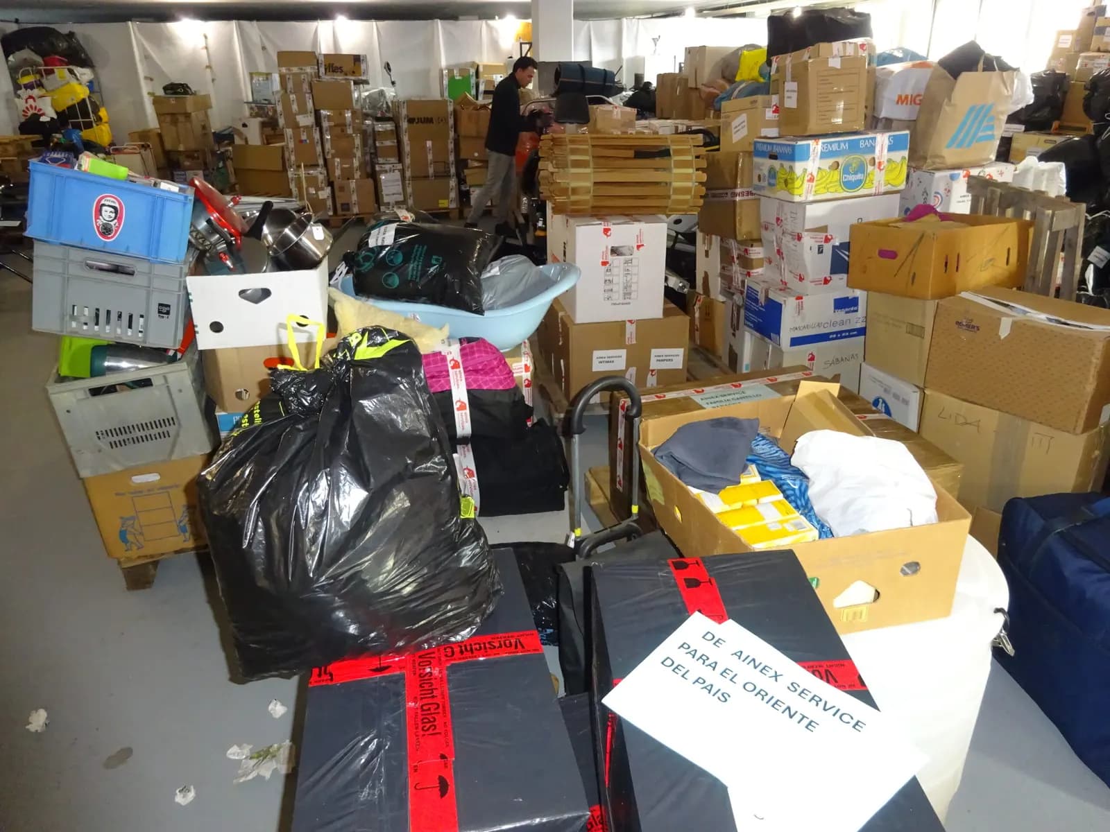 Donaciones reunidas en el almacén de Ainex Services antes de cargarlas