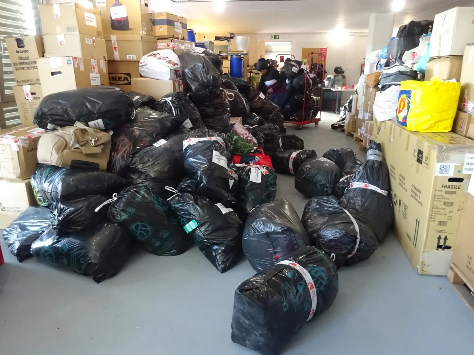 Bolsas de ropa y material listas para el contenedor