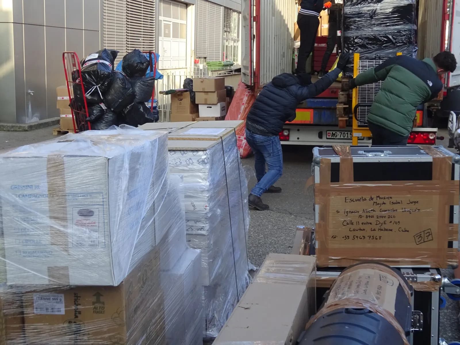 Palés y cajas preparados junto al contenedor