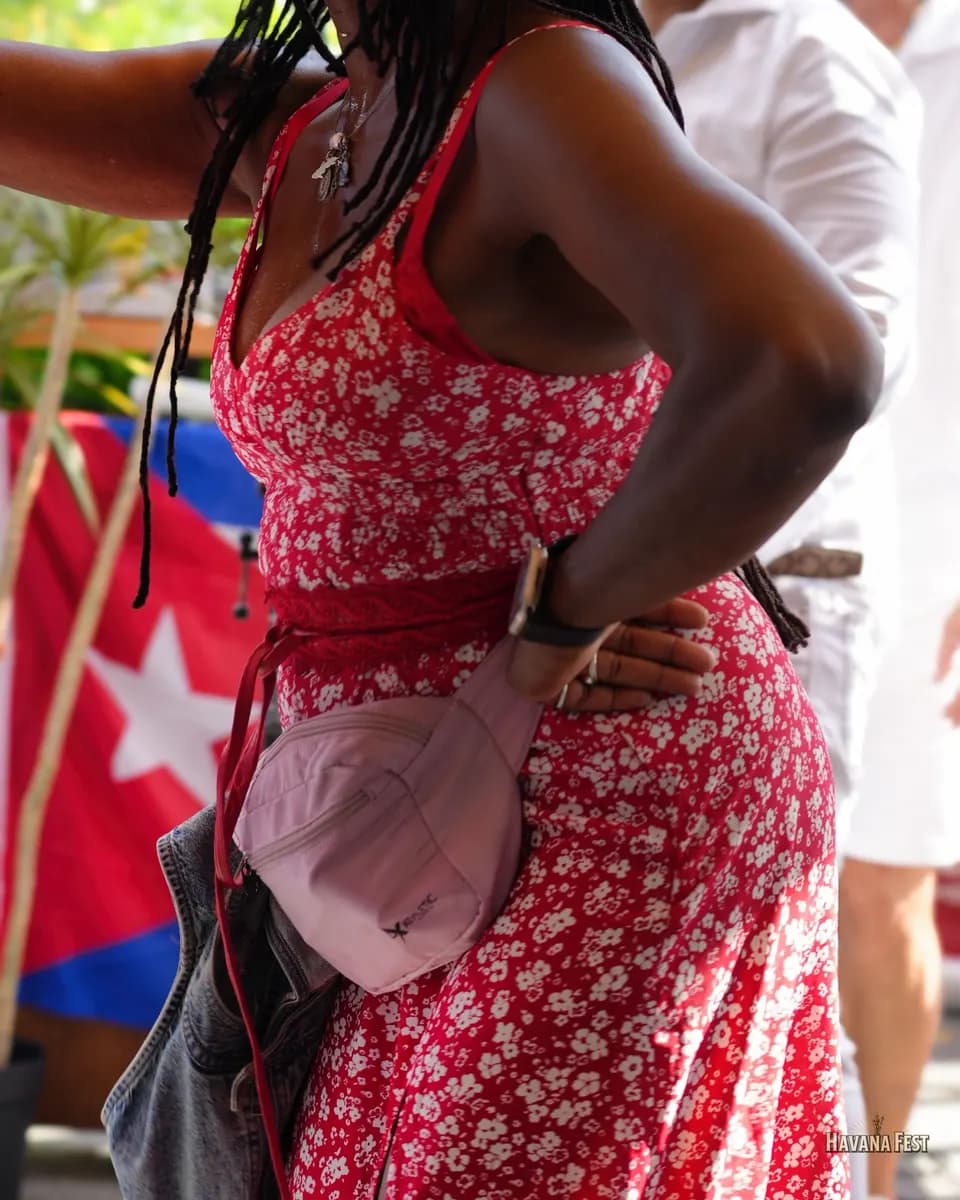 Ambiente con la bandera cubana en Havana Fest
