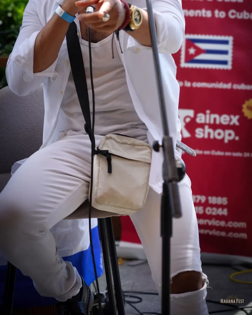 Cantante en el escenario de Havana Fest, con el cartel de Ainex Services al fondo